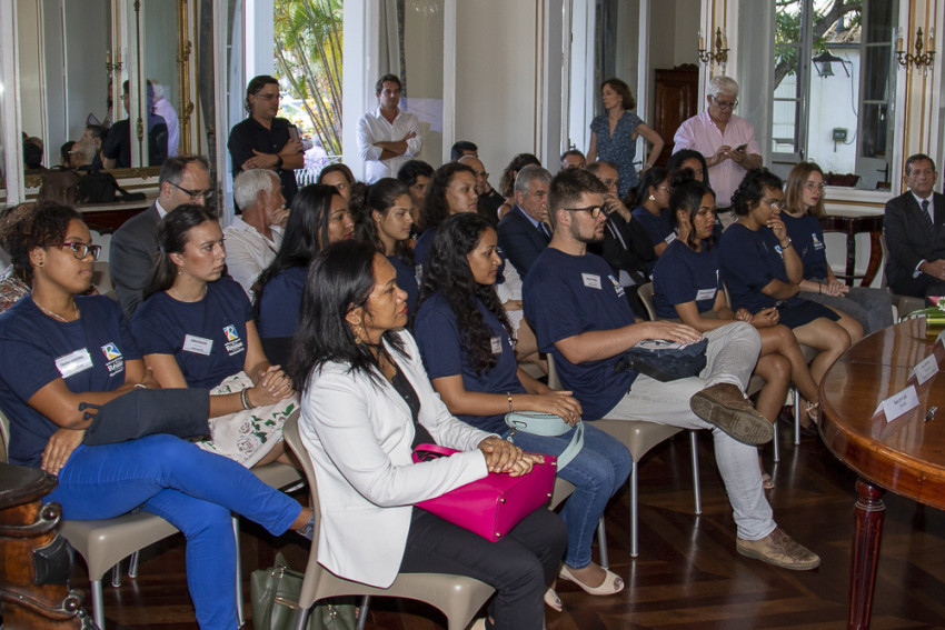 des volontaires du service civique réunis dans les salons de la Villa du Département