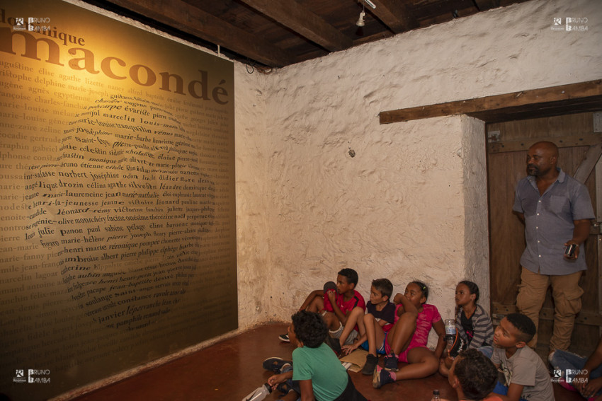 découverte de l'exposition Dominique Macondé, coproduite par le musée de Villèle, le musée national d’art de Maputo (MUSART) et le musée national d’ethnologie de Nampula (MUSET)