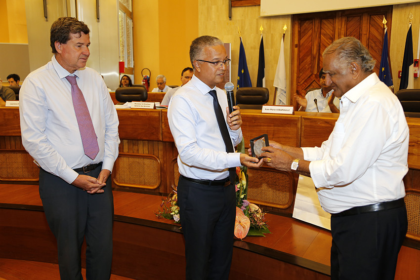 le Président du Département remet la médaille du Mérite au Dr Firoze Koytcha aux cotés du vice-Président délégué aux finances et affaires institutionnelles
