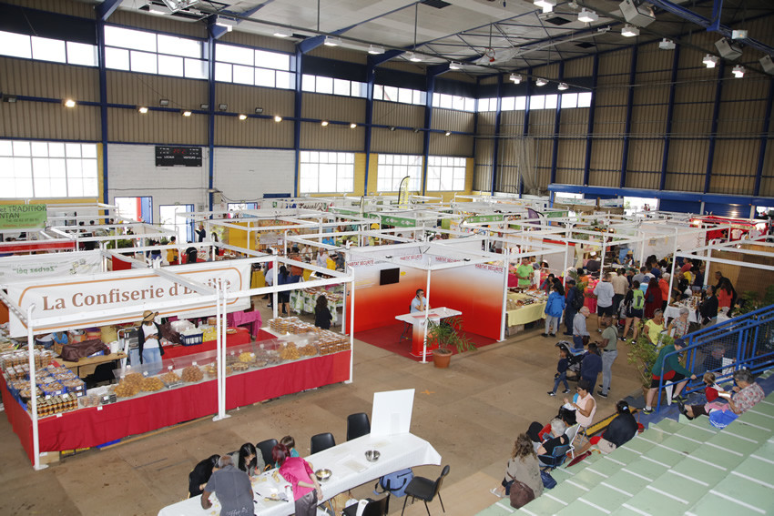 Les stands de miel et de produits de La Réunion