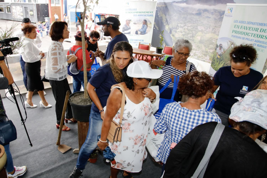 La vice-Présidente déléguée au développement des hauts en visite sur le stand du Département