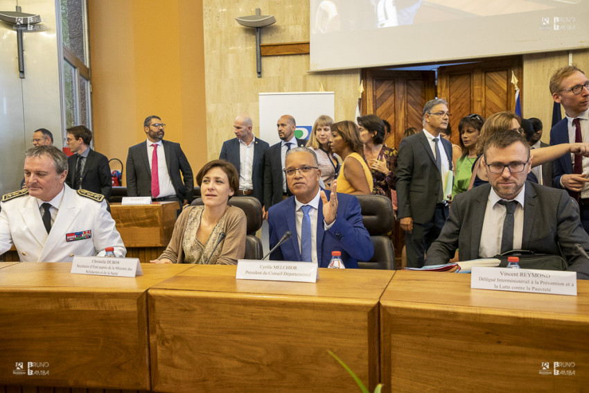 Le prefet Jacques Billant, la Secrétaire d'Etat de la ministre des Solidarités et de la Santé, Christelle Dubos, le président du Conseil départemental Cyrille Melchior et Vincent Reymond Délégué interministériel à la prévention et à la lutte contre la pauvreté.