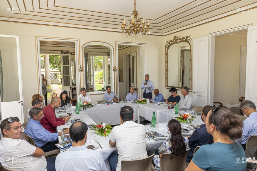 Dans la salle de la Villa du Département, les élus et invités de la presse pendant le discours du Président