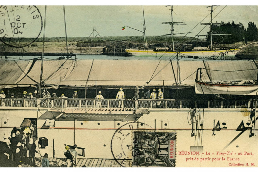 Cette carte postale colorisée figure la traversée maritime qui, en un mois, reliera le port de la Pointe des Galets à Marseille.