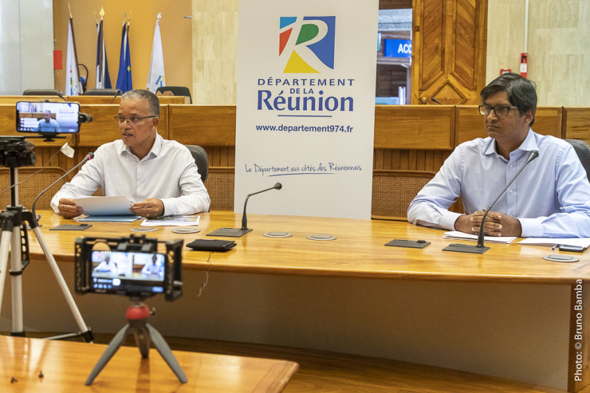 Le Président et le vice-Président coordination de l'action sociale du Département, dans l’hémicycle pour le point presse