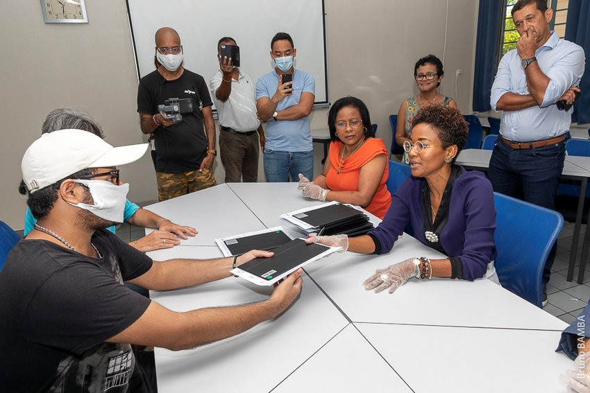 Remise de tablette aux parents d'élèves par les élus au collège Titan