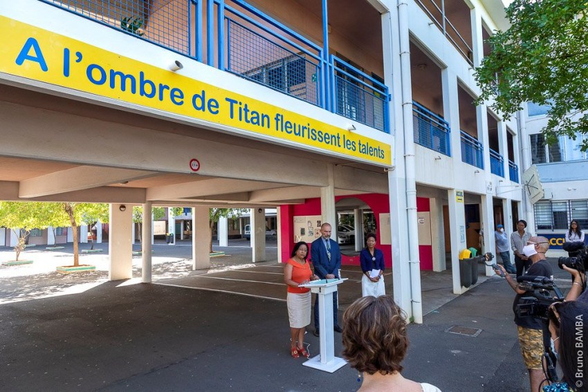 Discours devant la presse au collège Titan