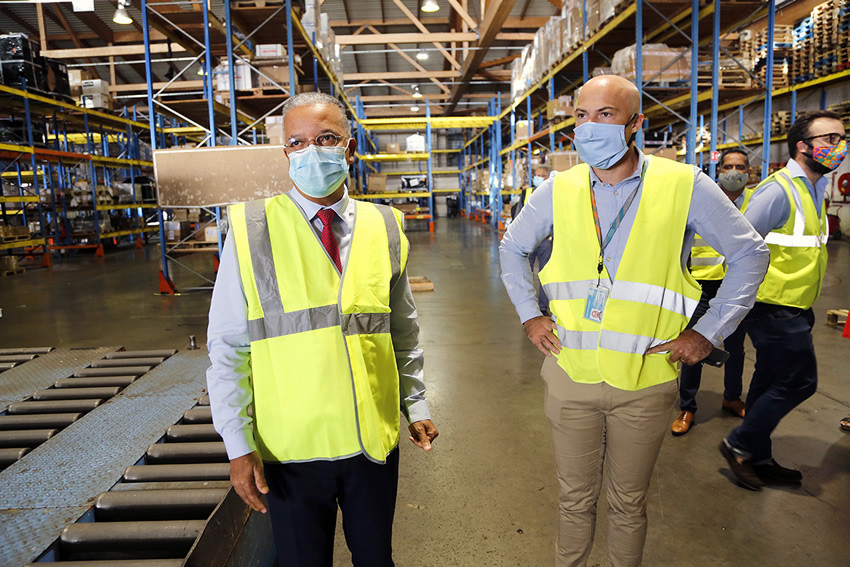 Le Président du Département dans le hangar à l'arrivée des masques