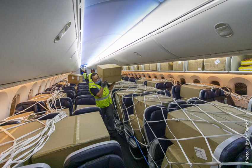 L'intérieur de l'avion a été aménagé pour contenir les 1,5 million de masques