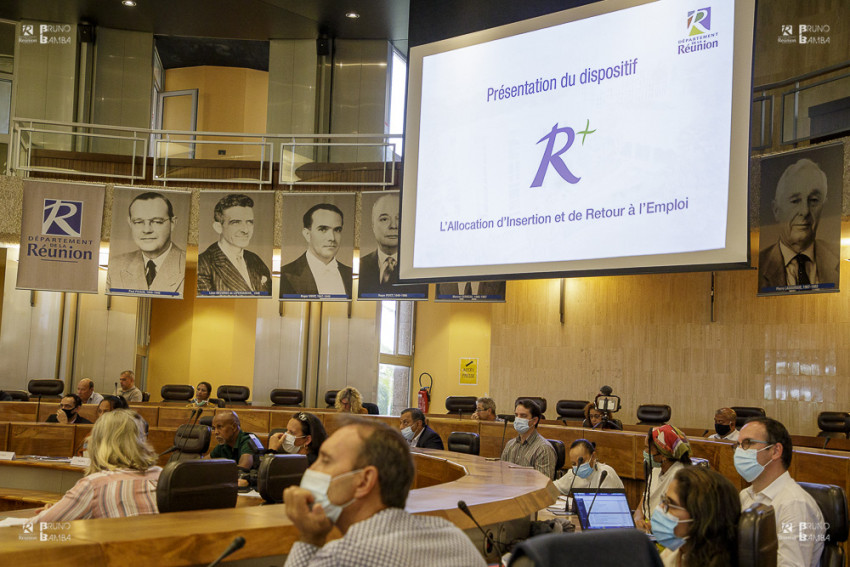 Partenaires et presse dans l'hémicycle pour le lancement du dispositif