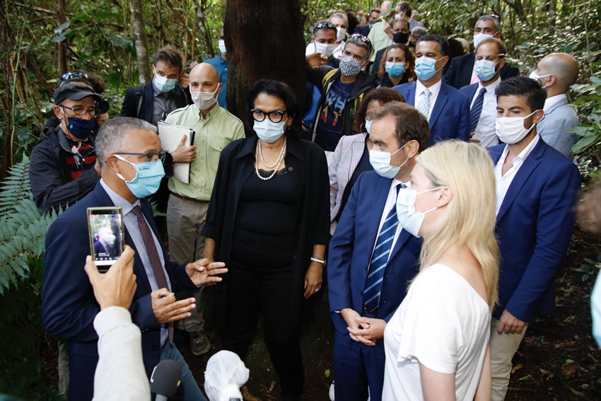 Le Président du Département Cyrille Melchior, Béatrice Sigismeau Vice-présidente départementale et présidente de la SPL Edden, ont accueilli sur le sentier de l’Aire de bon accueil aux Makes, Bérangère Abba, Secrétaire d’Etat chargée de la biodiversité