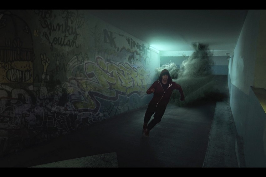 extrait du spot vidéo, un combat est symbolisé par une course poursuite entre un jeune et un monstre représentant son addiction