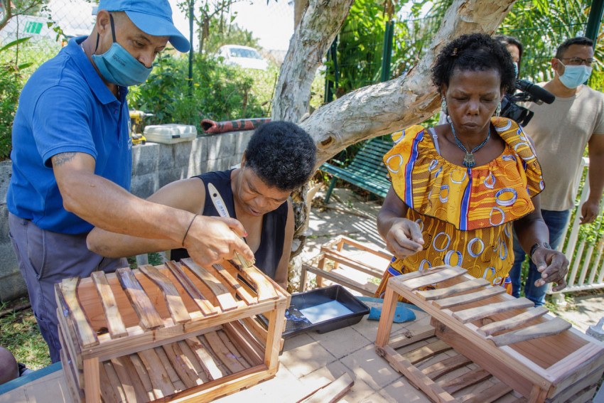 Apprentissage de l'embellissement aux résidents, par le biais de matériaux naturels, notamment le bois de goyavier