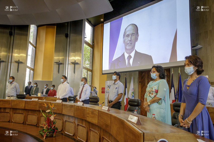 Avant l’examen des rapports, une minute de silence a été respectée en l’honneur de l’ancien Président de la République, Valéry Giscard d’Estaing, récemment disparu