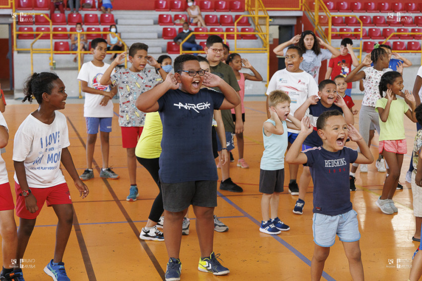 Initiation à la Zumba. Journée internationale des Droits de l’Enfant au gymnase des Marsouins à Saint-Benoit