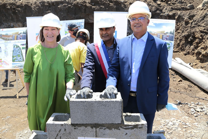 Pose de la première pierre par Cyrille MELCHIOR, Président du Conseil Départemental et Bruno DOMEN, Le Maire de St-Leu et Sylvie CENDRE, sous-préfète de St-Paul pour la construction du foyer de l'enfance