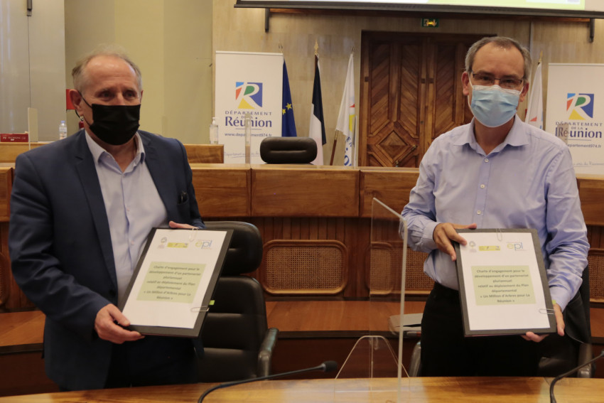 Patrick Jarry et Serge Hoareau qui montrent la charte d'engagement signée pour le plan Un million d'arbres pour La Réunion