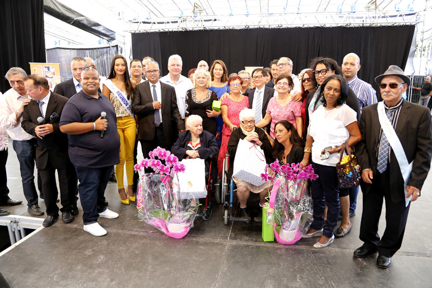 les élus, les invités, les personnalités posent pour une photo de groupe