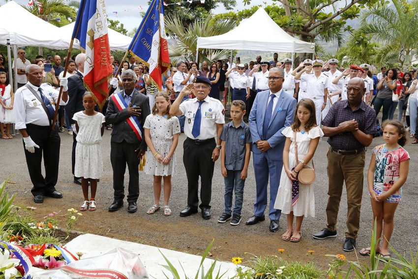 les personnalités et des enfants face au monument aux morts pour la commémoration