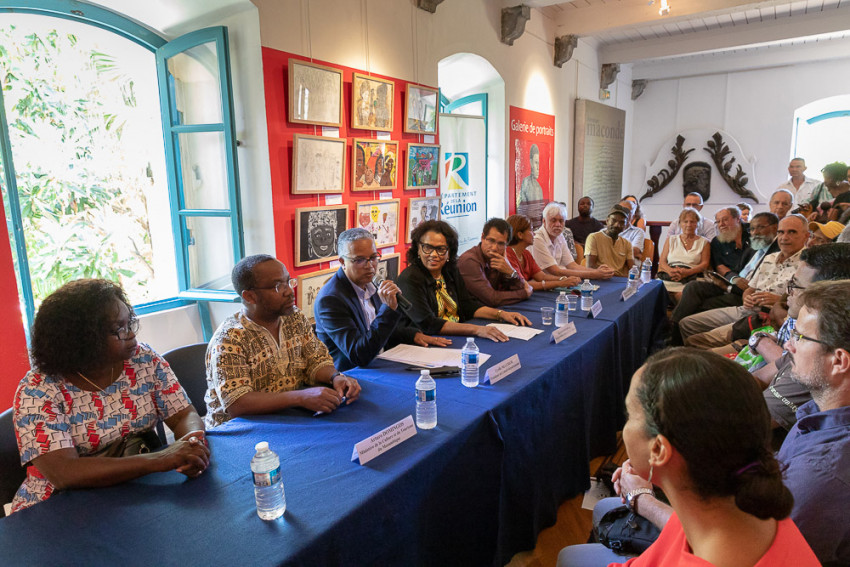 Cyrille Melchior Président du Département, au micro, présente à la presse le programme de l'évènement, en compagnie des services culturels départementaux et des partenaires