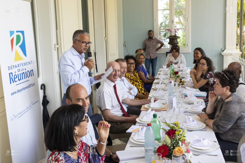 le Président Cyrille Melchior, au micro, s'adresse aux journalistes de la presse réunionnaise