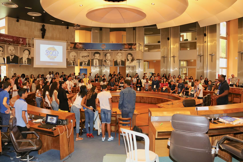 l'hémicycle du département plein de jeunes, anciens et nouveaux conseillers départementaux CDJ