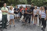 La Conseillère départementale Yvette DUCHEMANN aux cotés des agents de l'ONF et les collégiens dans la forêt de Mare Longue