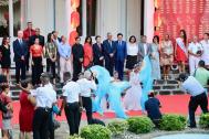 prestation de danseuses chinoises devant les officiels