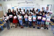 Photo de groupe ou (Béatrice SIGISMEAU, déléguée aux affaires culturelles, insertion par l'activité économique, Daniel GONTHIER - Maire de Bras-Panon, Elvina SOUBADOU, Maitresse d'Ecole de Narassiguin et ses élèves, Kristof LANGROMME- Artiste,  Valèrie HUET - Directrice de l'école Narassiguin et Lionel LAURET - Artiste plasticien)