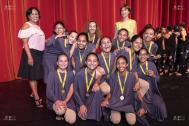 Marie-Lyne SOUBADOU pose avec une classe lauréate