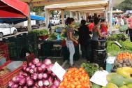 étale du marché avec des légumes divers