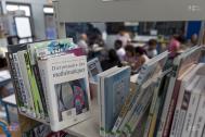 livres dans une bibliothèque de collège