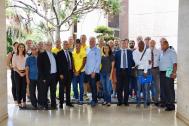 photo de groupe avec le président du Département, les organisateurs de la course et les différents partenaires