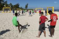 Sous les regards avisés de spectateurs, les matchs de Foot ont été très disputés sur la plage des brisants