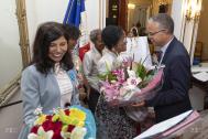 La sénatrice et le président du Conseil départemental félicitent  la récipiendaire Michelle NARAYANIN