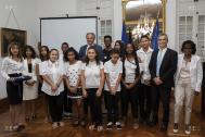 Accompagnés de leurs professeurs, les collégiens de Quartier Français posent en compagnie de Thérèse FERDE, du recteur d’académie, et du Sous-Préfet à la cohésion sociale