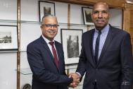 le président du département de la Réunion et le Président de la Délégation aux Outremer de l’Assemblée Nationale se serrent la main et regardent l'objectif de l'appareil photo