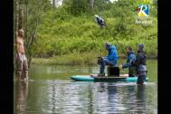 l'équipe de tournage sur une planche au-dessus de la mare