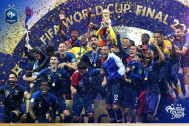 le capitaine de l'équipe de france de football soulève la coupe du monde entouré par ses coéquipiers médaillés d'or