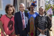 Marie Josée, Asma, Soiffia représentantes du Mayotte, posent en compagnie de Cyrille MELCHOR Président du Département