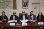 Alain ARMAND, Cyrille MELCHIOR, Stéphane FOUASSIN, Daniel GONTHIER et Marie Isabelle PAYET lors de la signature du PST entre le Conseil départemental et la Commune de Salazie