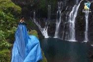 la cantatrice devant les cascades de la rivière langevin