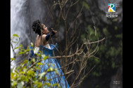 la cantatrice devant les cascades de la rivière langevin