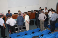 Plusieurs personnes de l'académie de La Réunion avec le recteur autour des tables numériques dans l'auditorium des Archives Départementales
