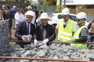 cyrille melchior et patrick lebreton remplissent le gabion avec des pierres