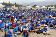 une vague de collégiens en t-shirt bleu