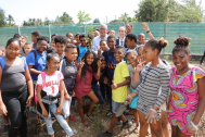 les collégiens de L'Etang à St Paul posent devant leur arboretum en compagnie du Président du Département et du Principal de l'établissement scolaire