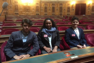Les 3 jeunes conseillers départementaux assis dans les fauteuils des sénateurs