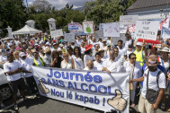 les participants à la marche blanche réunis devant le jardin de l'etat