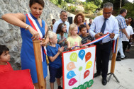 vanessa miranville et cyrille melchior coupent le ruban de l'inauguration en présence d'enfants